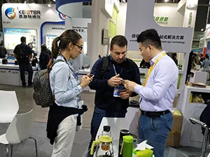 Vertragsunterzeichnung vor Ort mit internationalen Geschäftspartnern